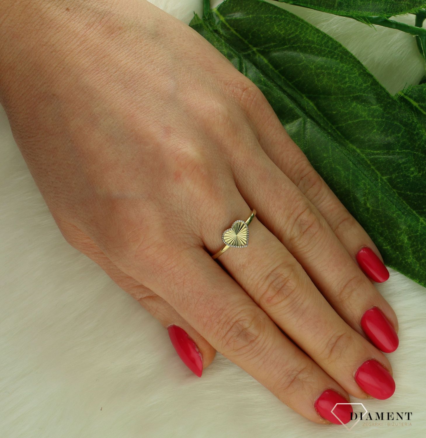 Złoty pierścionek damski 375 serduszko PI 5958 375. Złoty pierścionek damski. Pierścionek damski ze złota. Pierścionek damski na prezent dla kobiety. Pierścionek złoty zaręczynowy..jpg